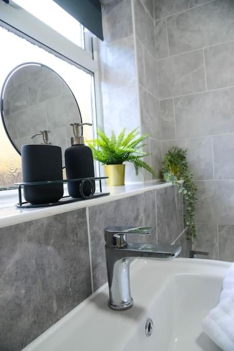 Delightful 2 Bed Town Centre House, Sleeps 4 Apartment Барнзли Екстериор снимка