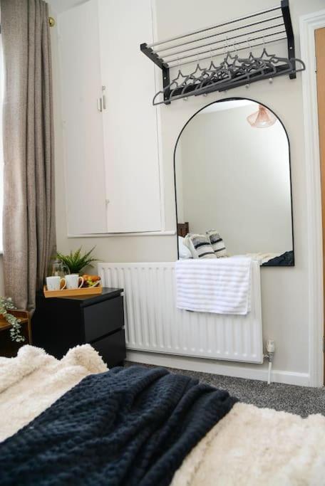 Delightful 2 Bed Town Centre House, Sleeps 4 Apartment Барнзли Екстериор снимка
