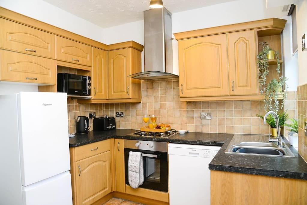 Delightful 2 Bed Town Centre House, Sleeps 4 Apartment Барнзли Екстериор снимка