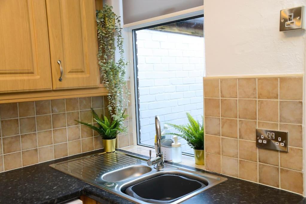 Delightful 2 Bed Town Centre House, Sleeps 4 Apartment Барнзли Екстериор снимка