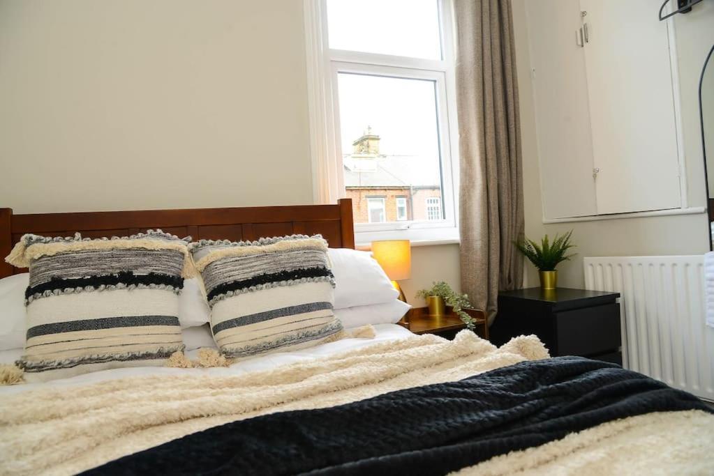 Delightful 2 Bed Town Centre House, Sleeps 4 Apartment Барнзли Екстериор снимка