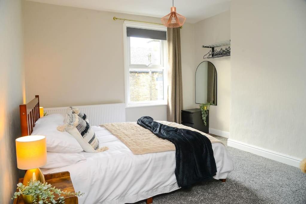 Delightful 2 Bed Town Centre House, Sleeps 4 Apartment Барнзли Екстериор снимка