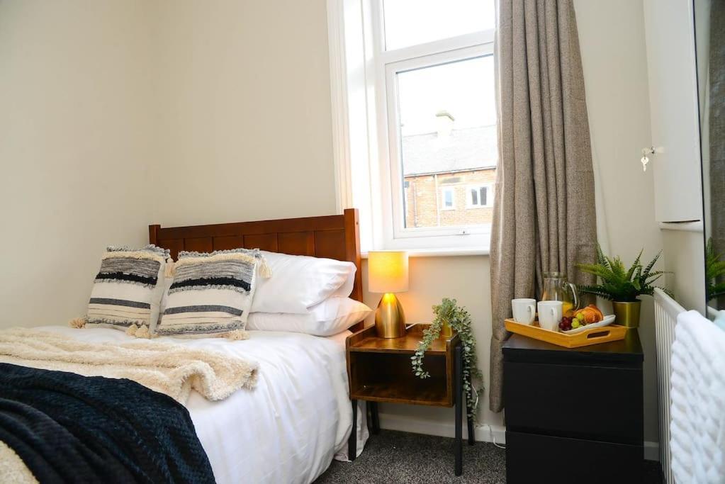 Delightful 2 Bed Town Centre House, Sleeps 4 Apartment Барнзли Екстериор снимка